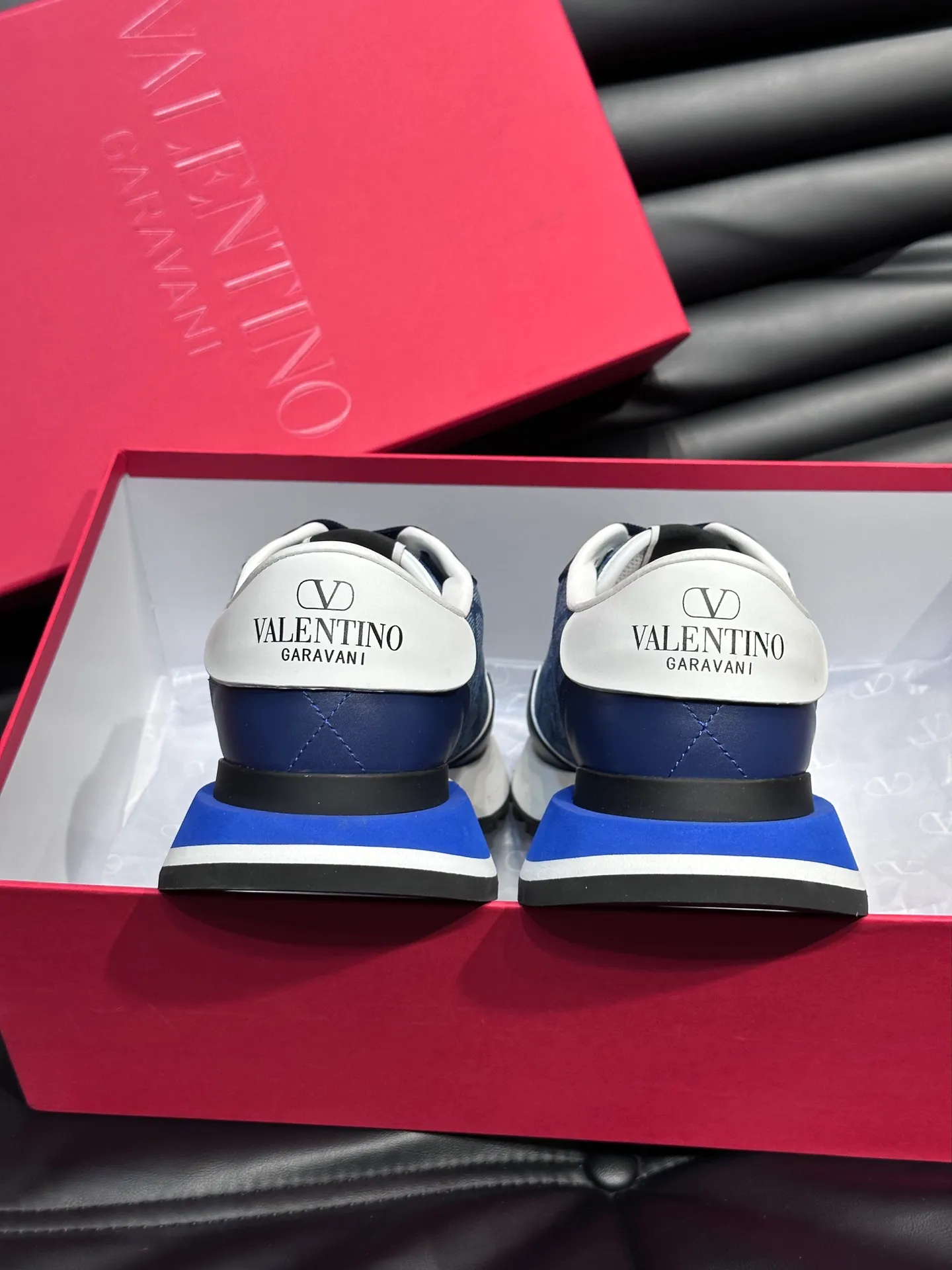P540💰 Product trademark: VALENTINO "Valentino" Regular size: 38-44 [45 customized] Product materials: Warren men's casual sports shoes, made of multi-material splicing, calf leather stitched with suede cowhide, fabric mesh upper, fabric tongue decorated with brand badge, rubber rivet decorative details on the heel, rivet rubber outsole, non-slip, wear-resistant and shock-absorbing, pure cotton inner foot pad, comfortable and breathable, comes with original box packaging bag!